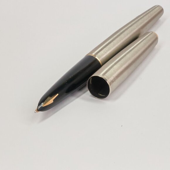 Parker 61 Flighter GT / Fountain Pen / Stainless Steel Body / Gold Trim - Picture 1 of 15